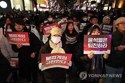 윤석열 퇴진 촉구를 위해 신촌 거리에 모인 대학생들