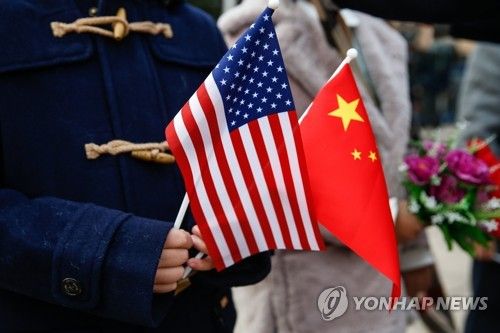 미국 성조기와 중국 오성홍기