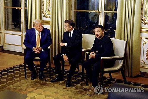 지난주 프랑스 파리에서 만난 도널드 트럼프 미국 대통령 당선인(왼쪽), 에마뉘엘 마크롱 프랑스 대통령(가운데), 볼로디미르 젤렌스키 우크라이나 대통령 [EPA=연합뉴스]