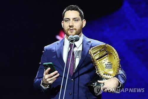 골든글러브 수상 소감 밝히는 오스틴