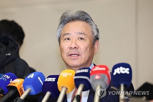 해외 일정 마치고 귀국 인터뷰하는 이기흥 체육회장