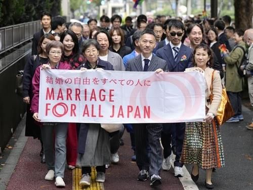 10월 동성 결혼 인정을 요구하며 도쿄고등재판소로 행진하는 원고들 