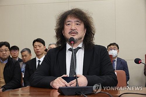 답변하는 방송인 김어준 씨