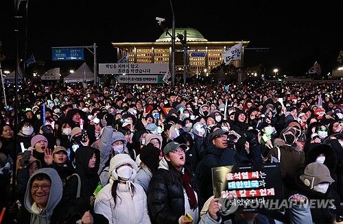 지난 7일 탄핵안 표결 촉구하는 집회 참가자들