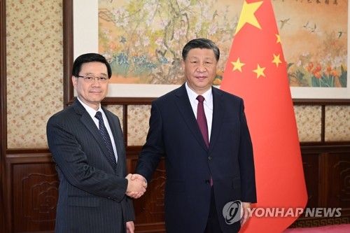 홍콩 행정장관과 악수하는 시진핑 중국 주석