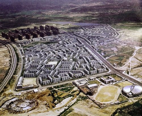 저층인 잠실 주공아파트 완공 무렵. 왼쪽 위에 공사가 진행 중인 고층 주공 5단지가 보인다. 1977년 [한국토지주택공사 제공]