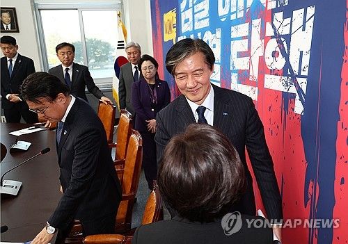 동료 의원들과 인사하는 조국 전 대표