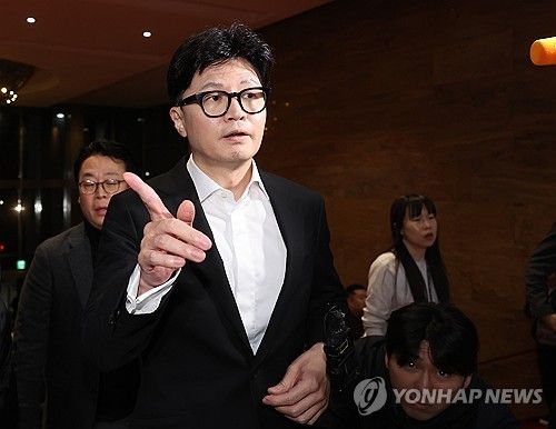 의총장 들어가는 한동훈 대표