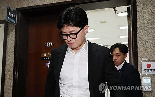 당 대표실 나오는 한동훈 대표