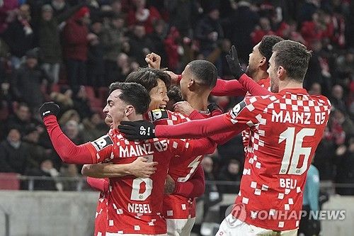 이재성의 결승골을 축하하는 마인츠 선수들