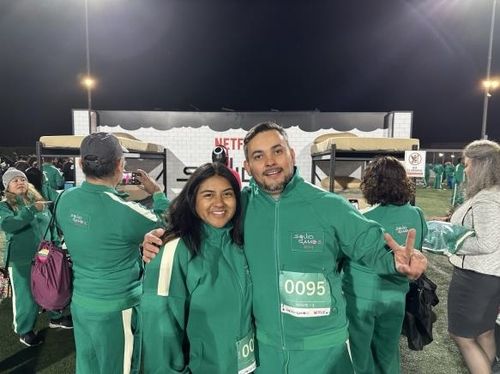 '오징어 게임' LA 팬 이벤트 참가한 이탈리아인 앤서니(오른쪽)와 멕시코인 버네사