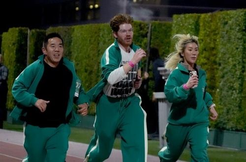 LA에서 열린 '오징어 게임' 팬 이벤트에서 달리기 하는 참가자들