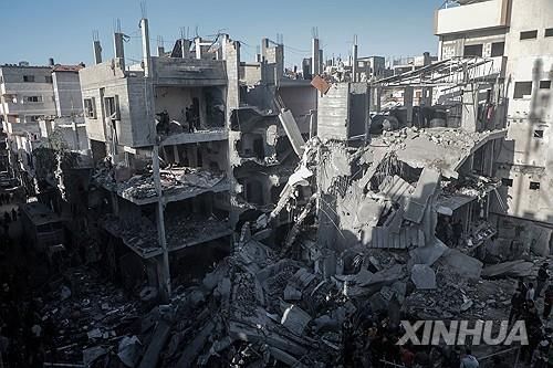 이스라엘군 폭격으로 무너진 가자지구 중부 누세이라트 난민촌의 건물