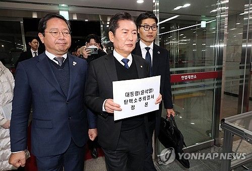 탄핵소추의결서 제출하러 온 정청래 법사위원장