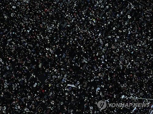 윤 대통령 탄핵안 가결, 국회 앞 촛불집회