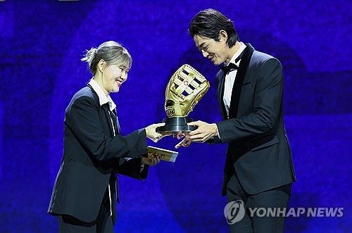 2024 골든글러브 외야수 부문 수상하는 구자욱