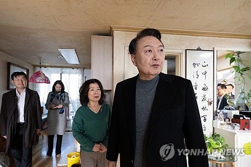1기 신도시 낡은 아파트 살펴보는 윤석열 대통령