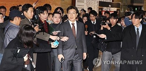 비상의원총회 참석하는 권성동 원내대표