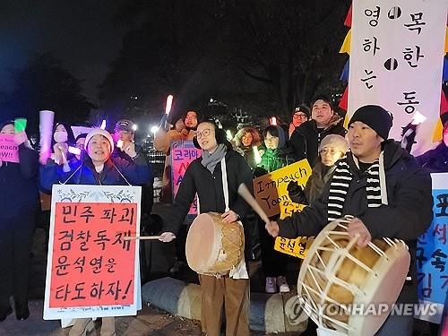 백악관 앞에서 윤대통령 탄핵 촉구 집회하는 교민들