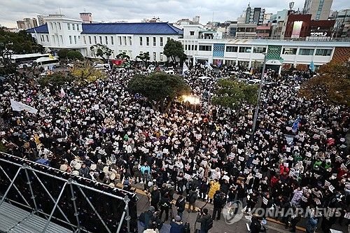 탄핵안 가결에 환호하는 제주도민들