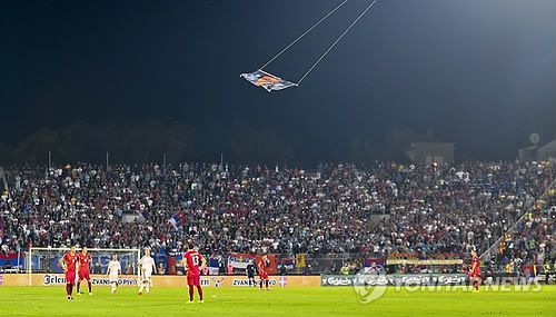 2014년 10월 세르비아-알바니아의 유로2016 예선 경기 도중 날아든 드론에 달린 깃발.