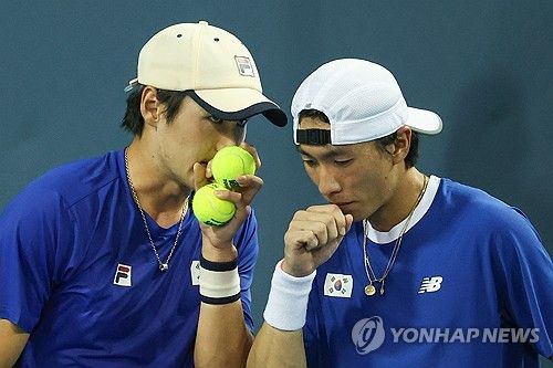 권순우(왼쪽)와 홍성찬