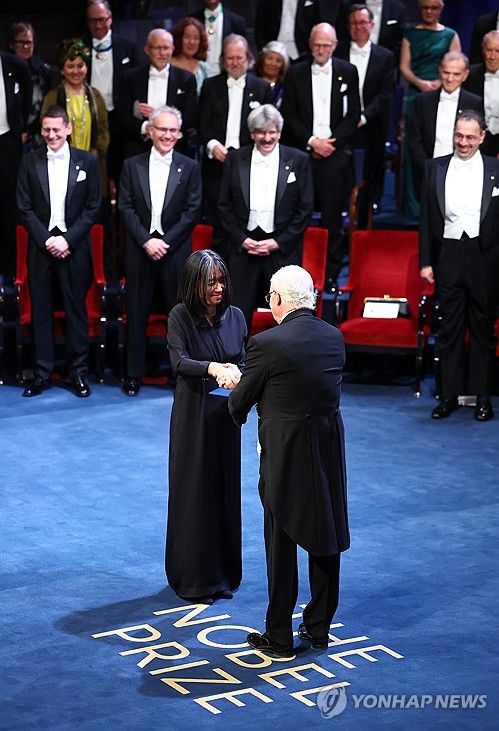 노벨문학상 메달과 증서 받는 한강 작가