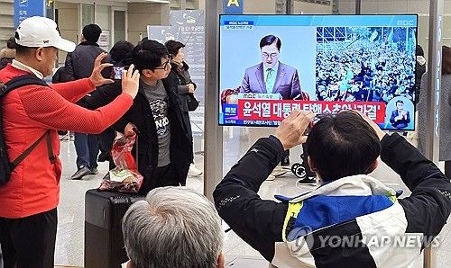 윤 대통령 탄핵 가결 지켜보는 시민들