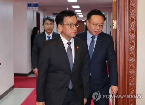 최상목 조규홍 이주호 장관, 임시 국무회의 참석