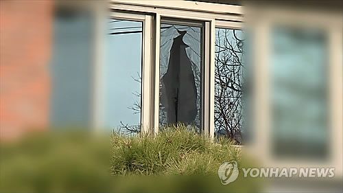 깨진 유리창 (실제 사건과 관련 없는 자료사진)