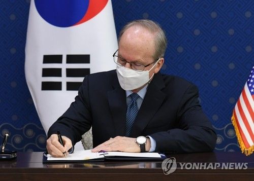 한미 방위비분담협정 서명하는 랩슨 주한미국대사 대리