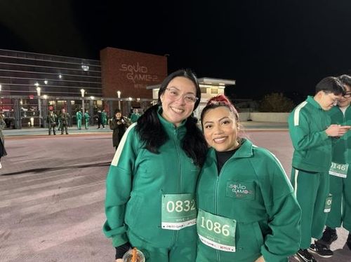 '오징어 게임' LA 팬 이벤트 참가한 세라(왼쪽)와 친구