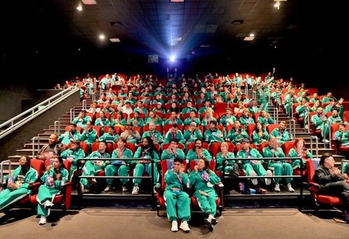 미 LA 극장에서 '오징어 게임' 시즌2 시사회에 참석한 현지 팬들