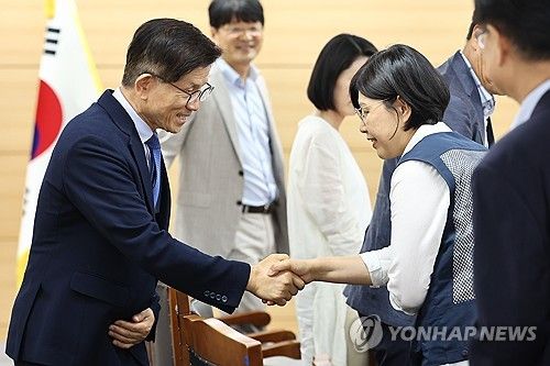 지난 6월 27일 당시 김문수 경사노위원장(왼쪽)이 서울 종로구 경제사회노동위원회(경사노위)에서 열린 인구구조 변화 대응 계속고용위원회 1차 전체회의에 참석하며 임은주 한국노총 정책1본부 부본부장과 악수를 하고 있다. [연합뉴스 자료사진]