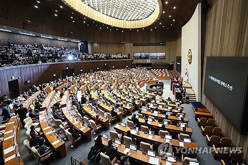 윤 대통령 탄핵소추안 가결 선포하는 우원식 의장