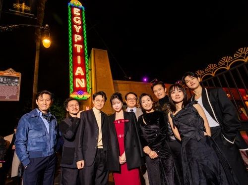 미 할리우드 '오징어 게임' 시즌2 시사회 무대에서 인사한 황동혁 감독과 배우들