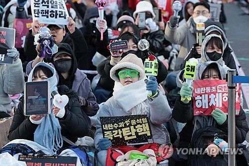 국회 앞에서 "탄핵" 외치는 참가자들