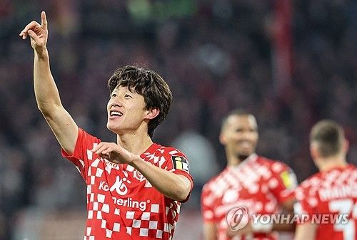 골세리머니를 펼치는 마인츠의 이재성