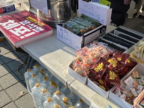 집회 현장 곳곳에 설치된 무료 나눔 부스