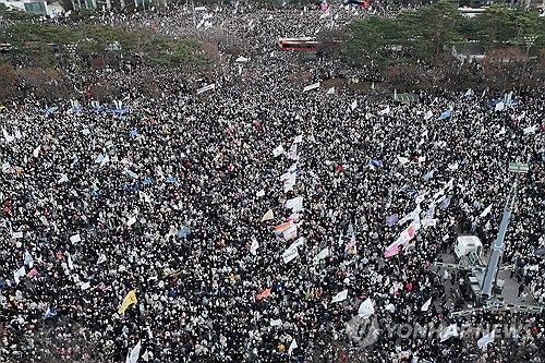 14일 국회 앞 인파