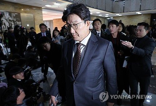 비상의원총회 참석하는 권성동 원내대표