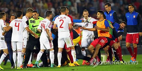 2014년 10월 유로2016 예선 때 충돌한 세르비아-알바니아 선수들. 