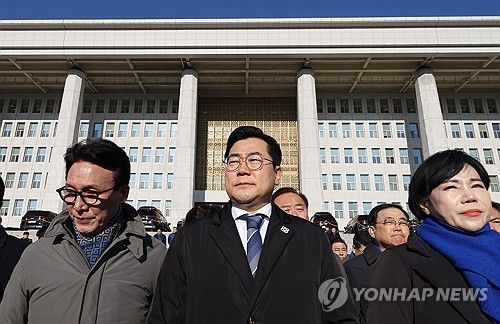 시민들에게 인사 위해 이동하는 민주당 의원들
