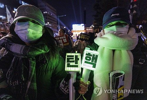 탄핵 촉구하며 행진하는 시민들