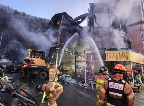 꽃집 화재 진화하는 소방대원