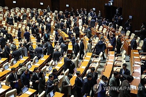 탄핵 가결 뒤 본회의장 나서는 더불어민주당