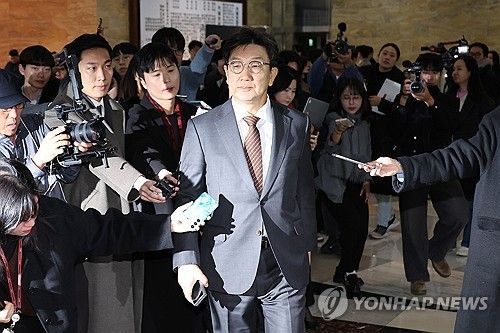 비상의원총회 참석하는 권성동 원내대표