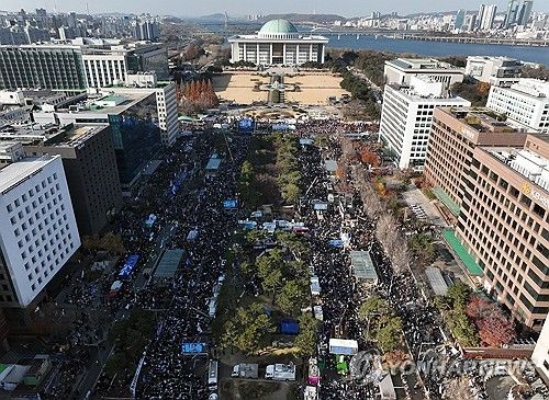 국회 앞에 모인 시민들