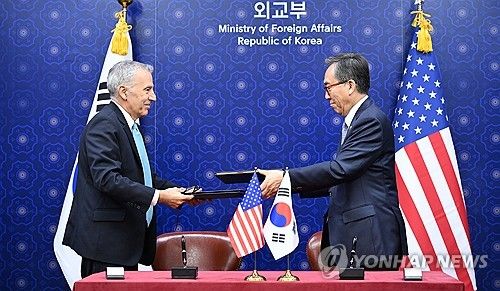 지난달 한·미 방위비분담특별협정 서명식에서 만난 조태열 장관과 골드버그 대사