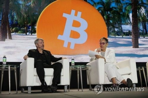 2021년 '비트코인 컨벤션'에 참석한 마이클 세일러 마이크로스트래티지 회장(왼쪽) 